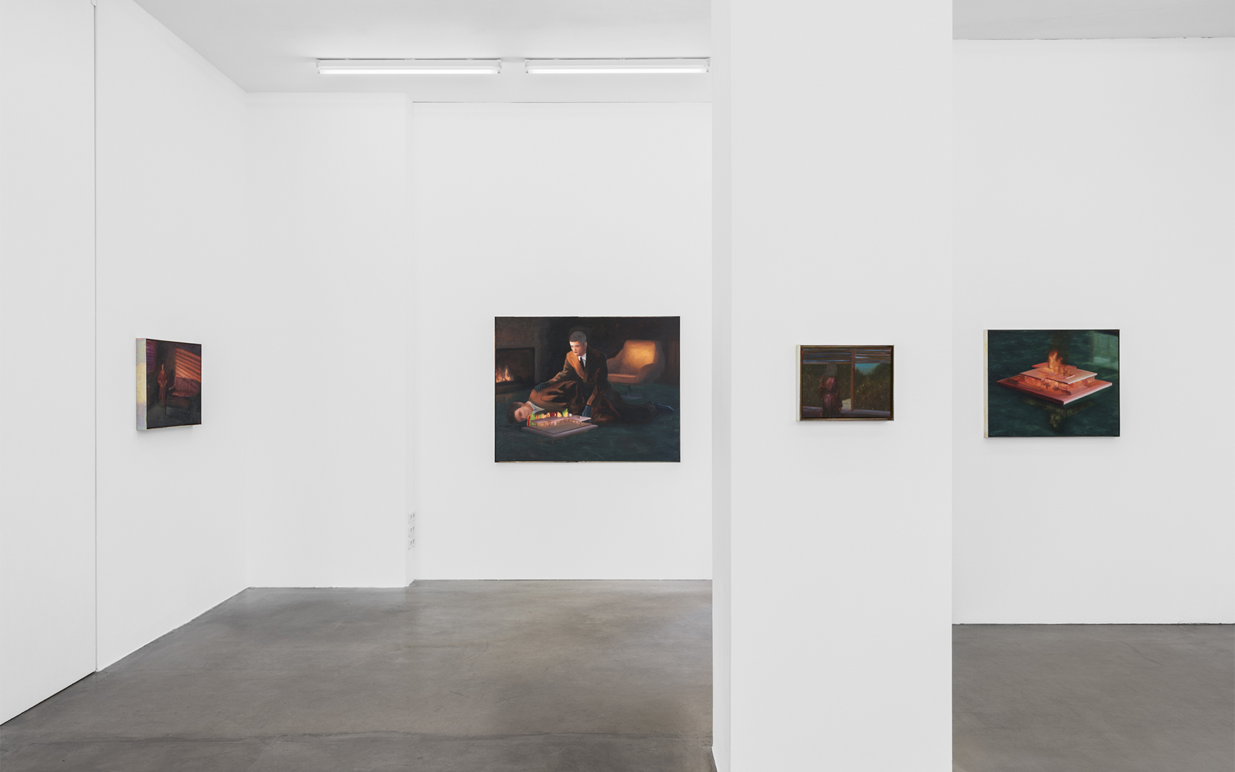 Weiße Kunstgalerie; zentrales Gemälde zeigt eine Person am Tisch mit Schachbrett vor Kamin.