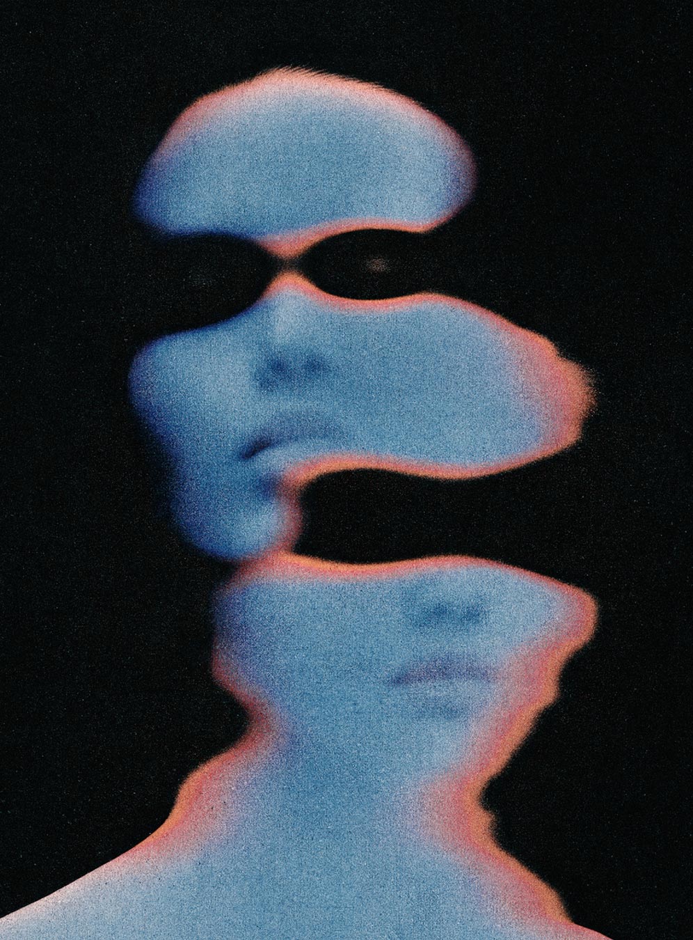 Abstrakte Darstellung eines Gesichts aus drei blauen Fragmenten mit rotem Rand vor schwarzem Hintergrund.