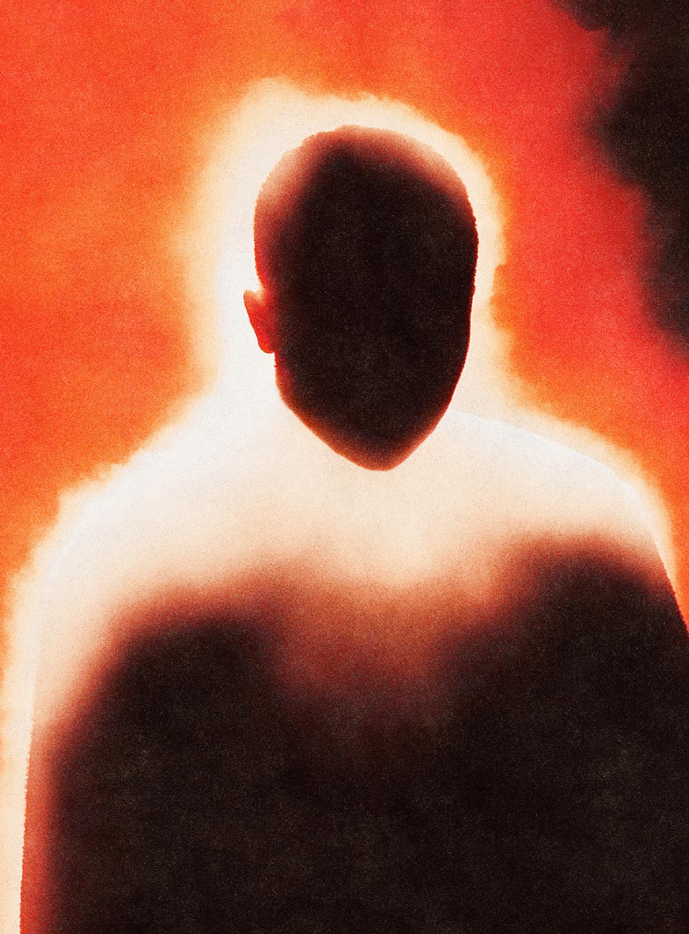 Schattenfigur steht vor rotem Lichthintergrund; Kopf von hellem Lichtkranz umgeben.