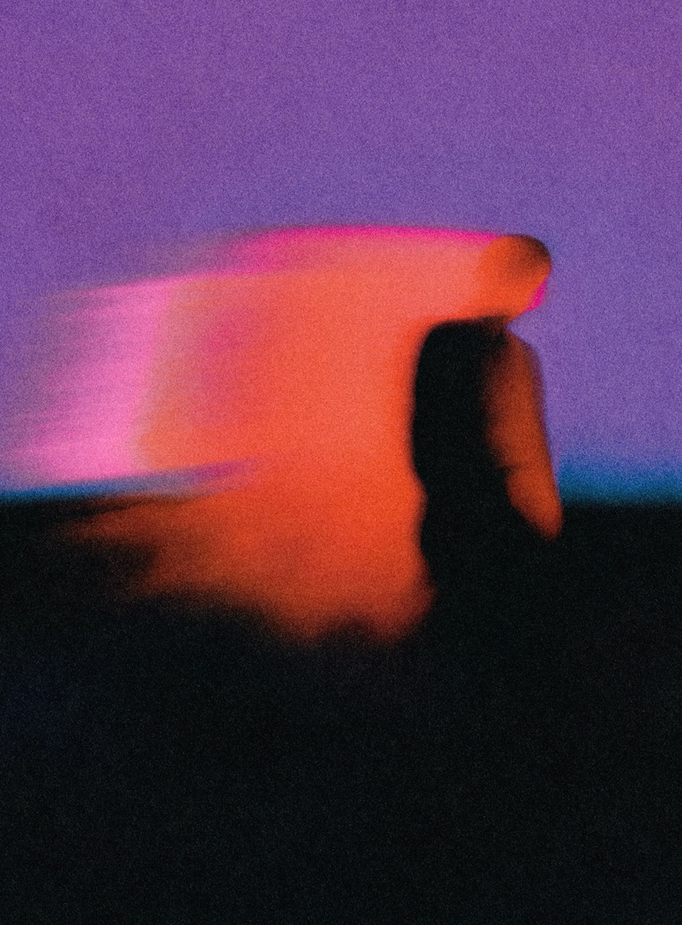 Dunkle Silhouette einer Person rechts, von rot-orange leuchtendem Lichtband erfasst, violettem Himmel im Hintergrund.